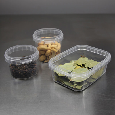 Pequeños recipientes de plástico con tapa